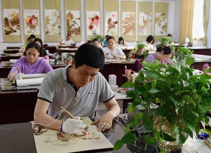 南(nán)陽非遺烙畫(huà)： 以火(huǒ)為(wèi)墨 鐵(tiě)筆(bǐ)生(shēng)花(huā)（南(nán)陽烙畫(huà)介紹）