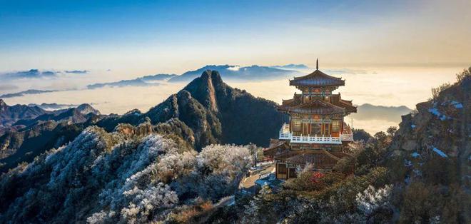 帶上(shàng)相(xiàng)機(jī)來(lái)河(hé)南(nán)白(bái)雲山(shān)，這(zhè)些(xiē)美(měi)景你(nǐ)也(yě)可(kě)以捕捉（戴著(zhe)相(xiàng)機(jī)的(de)女(nǚ)孩）