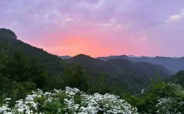 跟著(zhe)春姑娘的(de)腳步，周末來(lái)雲台山(shān)踏青吧(ba)（春姑娘踏著(zhe)輕盈的(de)腳步,向我們走來(lái)了(le)）