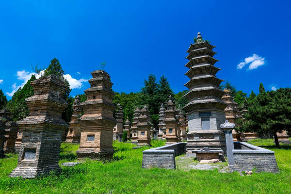 少(shǎo)林(lín)寺走出的(de)兩位開(kāi)國(guó)将軍 許世友(yǒu)上(shàng)将和(hé)錢(qián)鈞中将（少(shǎo)林(lín)寺第幾代傳人(rén)）