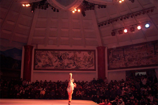 少(shǎo)林(lín)寺武術(shù)表演時(shí)間(jiān) 有(yǒu)哪些(xiē)節目（少(shǎo)林(lín)寺表演節目時(shí)間(jiān)和(hé)地(dì)點表圖片）